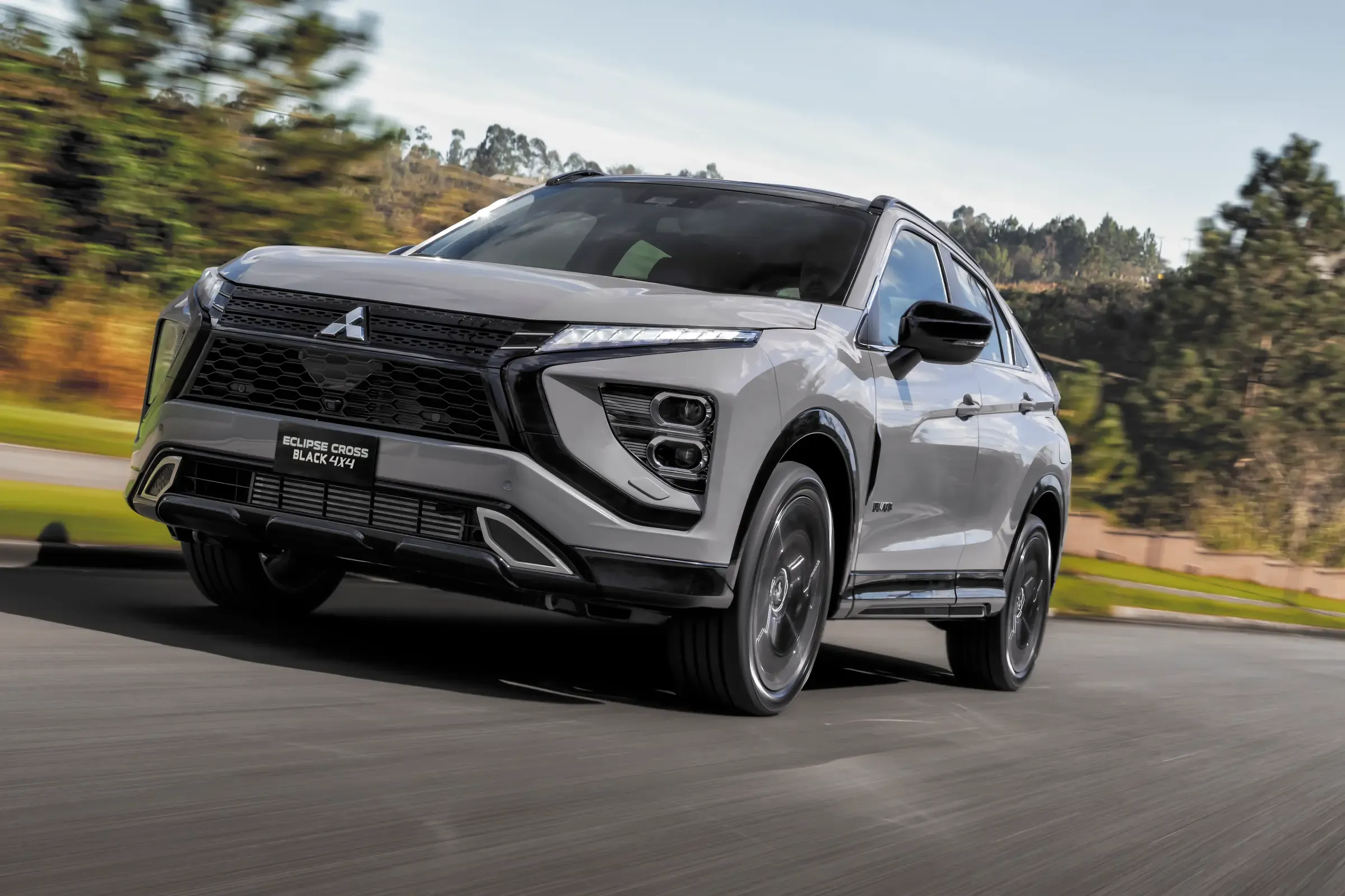 Eclipse Cross prata em curva, com a dianteira em destaque