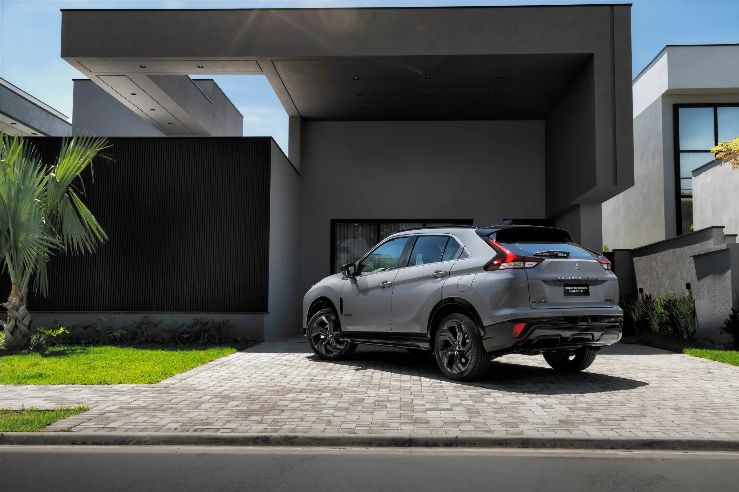 Eclipse Cross estacionado na garagem de uma casa contemporânea